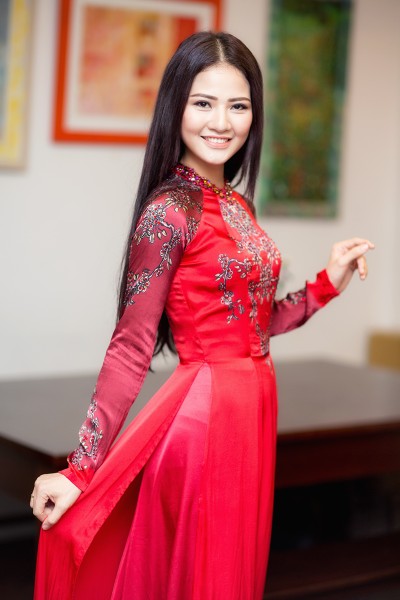 Tối qua, Hoa hậu thể thao Trần Thị Quỳnh, Top 6 Mrs World 2013 đã tham gia buổi đấu giá từ thiện của chương trình thiện nguyện "Nhà chống lũ" mà Trần Thị Quỳnh là một thành viên.